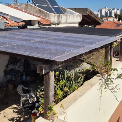 גג עם פאנלים סולאריים וצמחייה מסביב