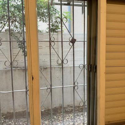 חלון זכוכית עם סורגי מתכת בחוץ