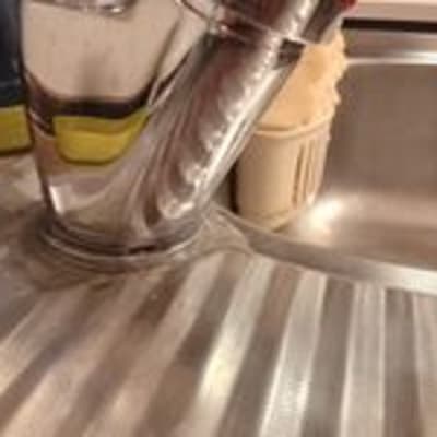 ברז נירוסטה בכיור מטבח עם מים זורמים