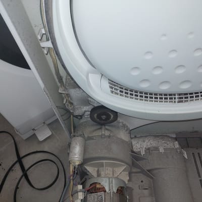 חלק פנימי של מייבש כביסה עם מנוע וחוטים