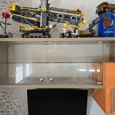 ארון עם דלתות זכוכית ומדף זכוכית פנימי