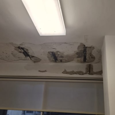 תקרה עם נזקי רטיבות ותיקונים נדרשים