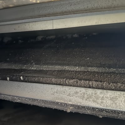 מסנן מזגן מלוכלך עם אבק ולכלוך