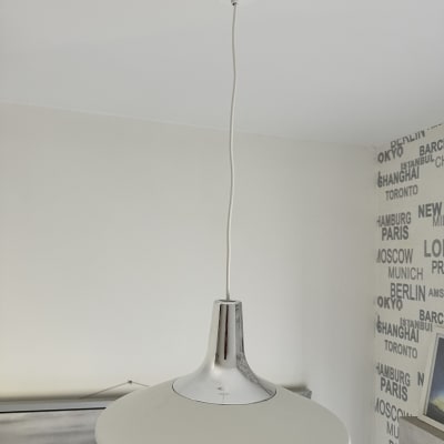 מנורה תלויה מהתקרה עם כבל חשמלי לבן