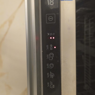 מדיח כלים עם לוח בקרה ותצוגת טמפרטורות