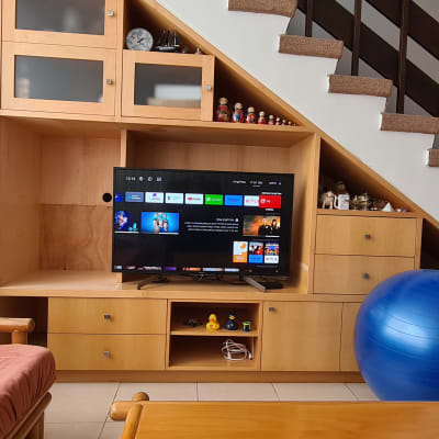 סלון עם ארון עץ וטלוויזיה