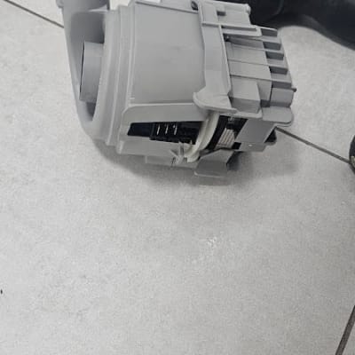 חלק מכני וכלי עבודה על רצפה