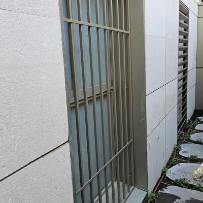 סורגי מתכת על חלון זכוכית בקיר חיצוני