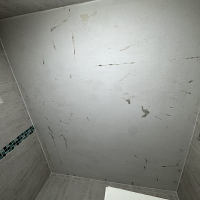 תקרה עם סימני קילוף וצבע מתקלף