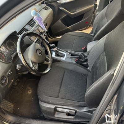 מושבי רכב פנימיים עם כיסוי שחור