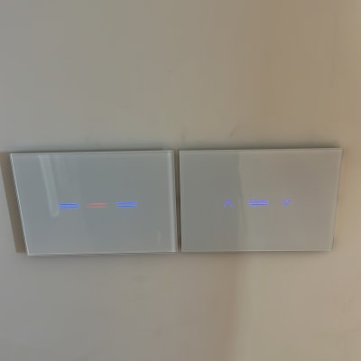 מתגי תאורה חכמים על קיר