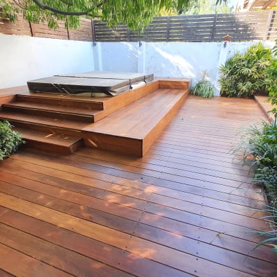 דק עץ עם מדרגות וג