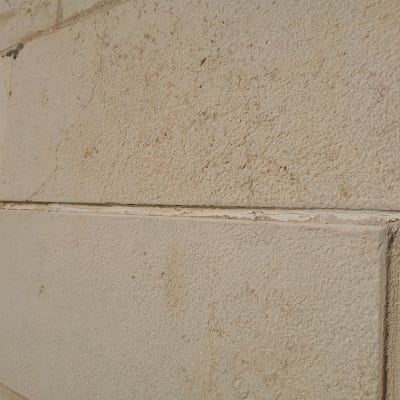 קיר לבנים עם מרווחים בין הלבנים