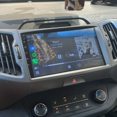 מסך רכב עם מערכת מולטימדיה ומזגן