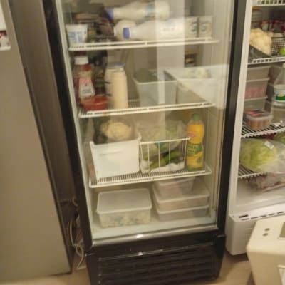 מקרר עם מוצרים שונים על המדפים