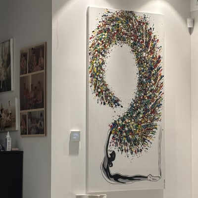 תמונה של ציור צבעוני על קיר לבן