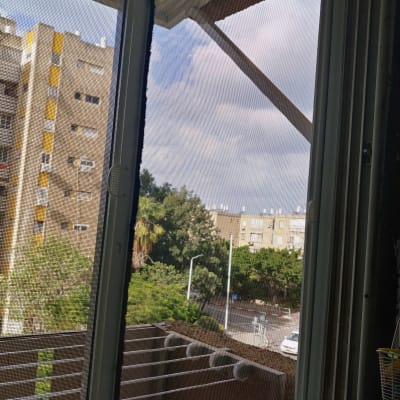 חלון אלומיניום עם רשת נגד יתושים