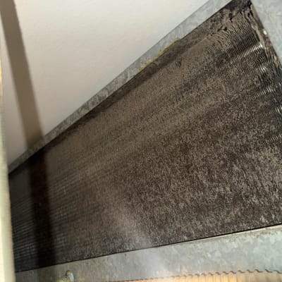 יחידת מיזוג אוויר עם צינורות וחלקים מתכתיים