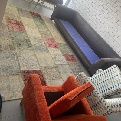 ניקוי ספות עם שטיח צבעוני וכורסאות שונות