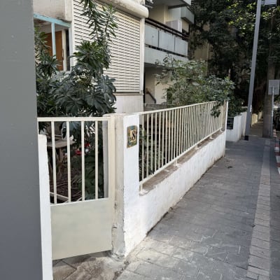 בניין מגורים עם גדר ושביל גישה