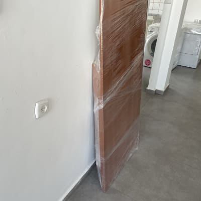 דלת עטופה בניילון מוכנה להובלה