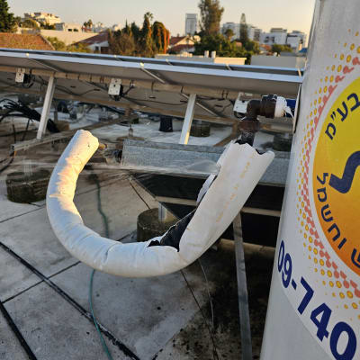 דוד שמש עם צינור מבודד על גג