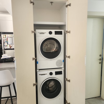 ארון שירות מעץ בעל דלתות ציר מותאם אישית למכונת כביסה ומייבש
