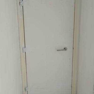 דלת לבנה עם ידית מתכת