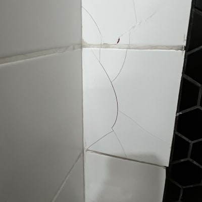 אריחים סדוקים על קיר, מראה של נזק בבנייה