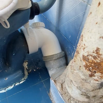 צינור ביוב לבן מחובר לצינור אפור