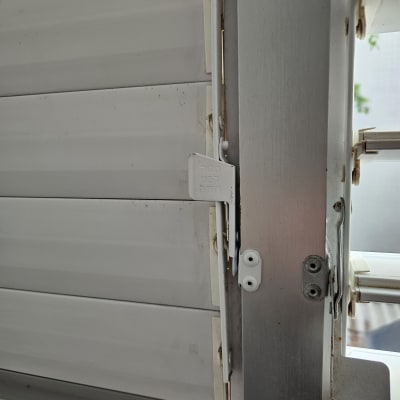 תריסים וחלונות עם מנגנון סגירה