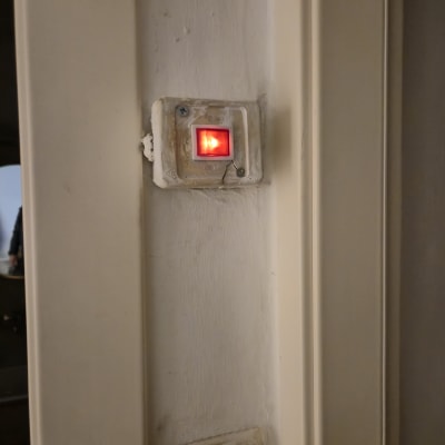 מתג חשמלי עם אור אדום על קיר