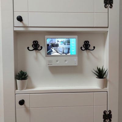 אינטרקום עם מסך תצוגה מותקן על קיר לבן