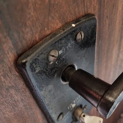 מנעול ישן על דלת עץ עם מפתח