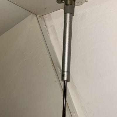 בוכנה הידראולית מותקנת בארון עץ לבן