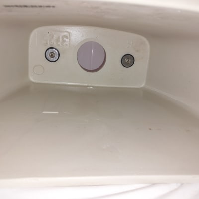 חלק פנימי של כיור עם ברגים