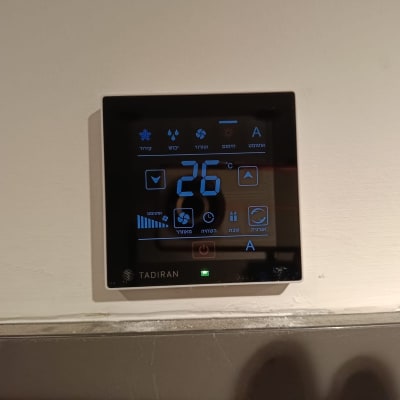 מסך בקרת מזגן עם טמפרטורה 26 מעלות