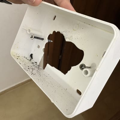 תיבת חיבורים עם חור וברגים