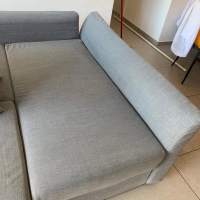 ספה אפורה בחדר עם רצפת אריחים