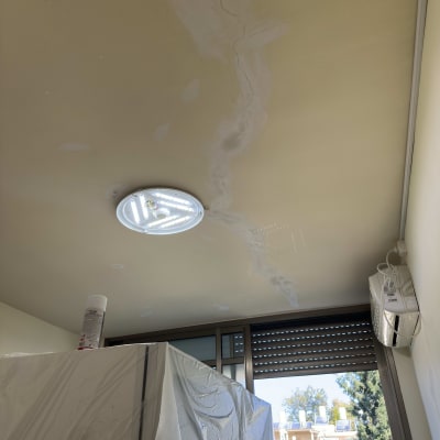 תקרה עם סימני תיקון וצבע, כיסוי פלסטיק על רהיט