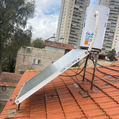 דוד שמש על גג רעפים עם קולטים