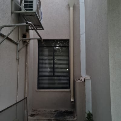 צינור ניקוז על קיר חיצוני ליד חלון