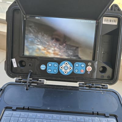 מכשיר עם מסך ותצוגה של מצלמה