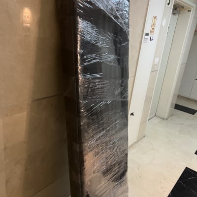 רהיט עטוף בניילון במסדרון בניין