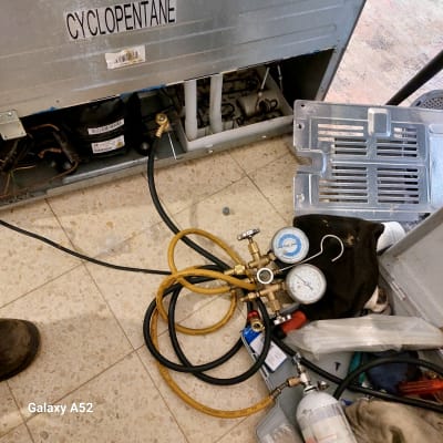 כלי עבודה לתיקון מקרר עם צינורות ומד לחץ