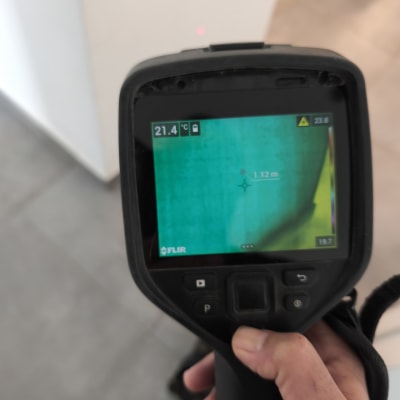 מד חום תרמי מציג טמפרטורה על מסך