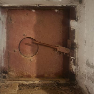 דלת מתכת חלודה עם מנעול בריח