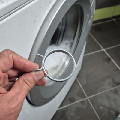 מכונת כביסה עם חלק מתכת ביד