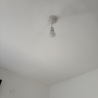 מנורה תלויה על תקרה לבנה
