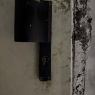 מנעול דלת ישן על קיר מתקלף